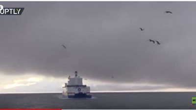 شاهد.. أول محطة نووية عائمة في العالم ترسو في نقطة تمركزها بشمال روسيا