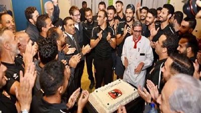 لاعبو الأهلي يحتفلون بعيد ميلاد فايلر في غينيا