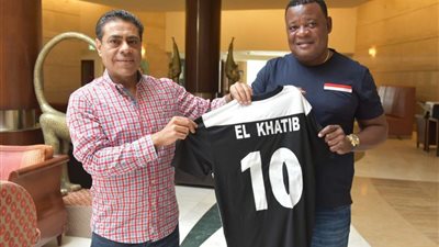 كانو سبورت يُهدي رئيس النادي الأهلي القميص «رقم10»