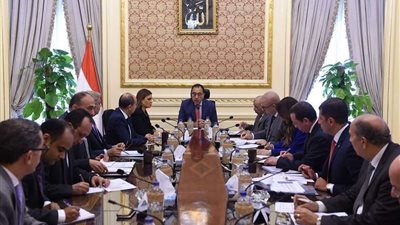 رئيس الوزراء يتابع توصيل المرافق للمناطق الصناعية بالمنيا (صور)