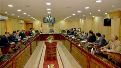 محافظ أسيوط يلتقي قيادات التربية والتعليم للوقوف على استعدادات بدء الدراسة