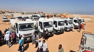 استعراض تجربة عملية لاصطفاف معدات مواجهة السيول بمطروح