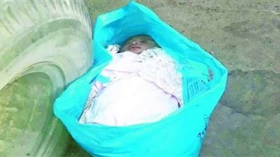 العثور على طفل رضيع أسفل سيارة في المعادي