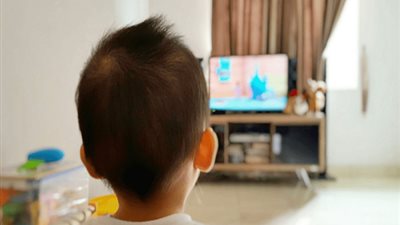 تحذير.. مشاهدة التلفاز يساهم في تأخر مهارات الأطفال اللغوية