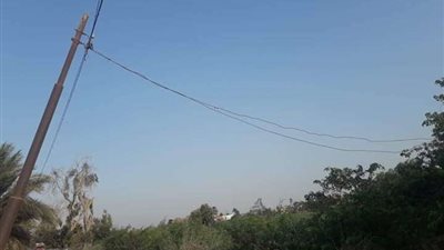 عمود إنارة مائل يُهدد حياة عمال منطقة كوم أبو راضي الصناعية ببني سويف