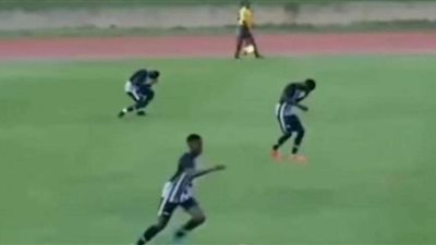 بالفيديو.. البرق يصعق لاعبيْن أثناء مباراة كرة قدم