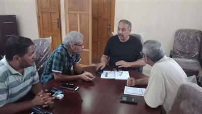 رئيس مجلس مدينة مطروح يجتمع بممثلي مديرية الطرق استعدادًا للسيول