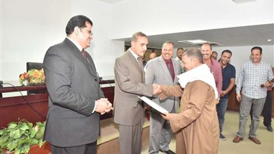 محافظ أسيوط يسلم 28 عقد تقنين جديد للمنتفعين بأراضي أملاك الدولة