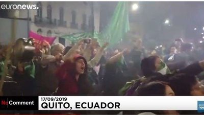 بعد رفض قانون الإجهاض في حالات الاغتصاب.. تظاهرات نسائية غاضبة في الإكوادور (فيديو)