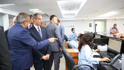 وزير الاتصالات يفتتح مركزا البريد للتبادل واللوجستيات بمطار القاهرة