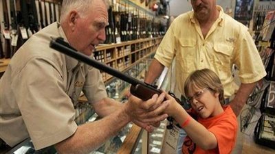 آخرها حادث تكساس.. قوانين السلاح بأمريكا تهدد حياة الأطفال