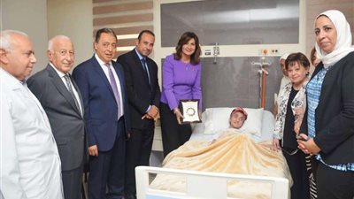 بعد مرور 4 أعوام.. نبيلة مكرم تكرم وزير الهجرة السابق