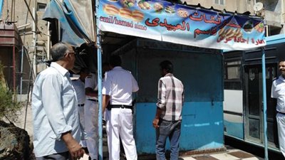 غلق محلات مخالفة بشارع المطار في حملة مكبرة بمطروح