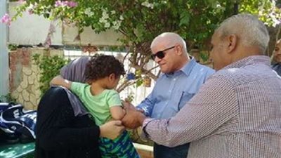 تنفيذًًًا لـ حياة كريمة.. رئيس حي البساتين يوفر مستلزمات مدرسية لعدد من دور الأيتام