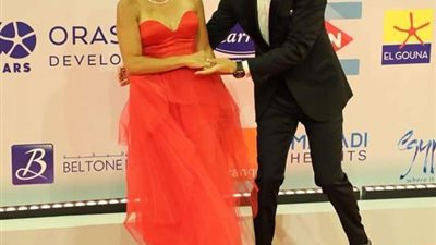 رومانسية السجادة الحمراء.. نجوم الفن وزوجاتهم يشعلون مهرجان الجونة السينمائي