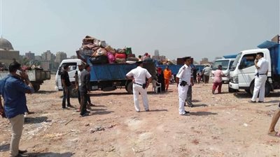 بالصور.. مدير أمن القاهرة يشرف على إزالة 14 عقار بعشش المدابغ