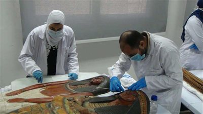 بالصور.. وزير الآثار يشهد أعمال فك تغليف تابوت سنچم وزوجته