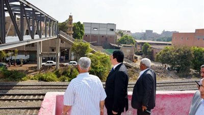 محافظ القليوبية يتفقد كوبري ميت حلفا العلوي بقليوب