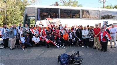 بالأعلام.. عشرات المصريين يحتفلون بالرئيس السيسي في نيويورك (صور)