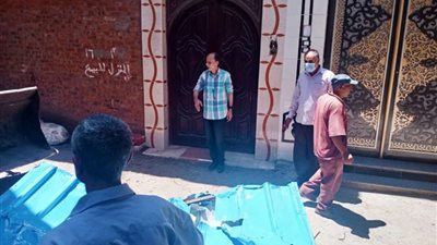 نائب رئيس مدينة منية النصر يفتح شارع بعد إغلاقه بسبب المخالفات