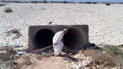 تطهير مخرات السيول بمدينة النجيلة وتجهيز المعدات لمواجهة تجمعات الأمطار