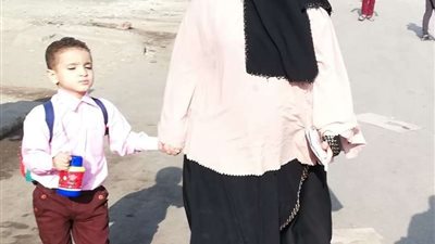سنة أولى مدرسة.. الأمهات يرافقن أبنائهن للفصول الدراسية
