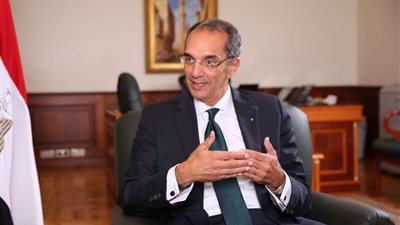 وزير الاتصالات يغادر إلى باريس لبحث التعاون بمجال التكنولوجيا