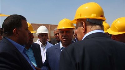 وزير النقل يتفقد مصنع 