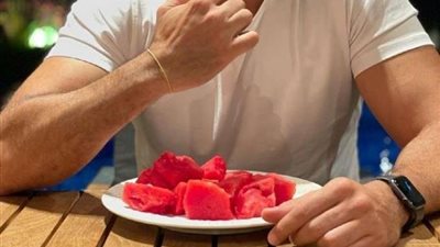 برفقة كلبه.. أمير كرارة يخوض تدريبات خاصة في الجيم