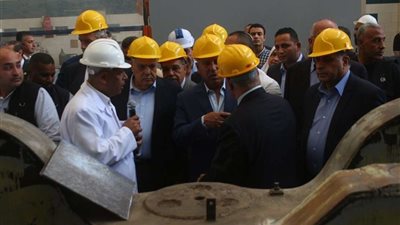 وزير النقل يواصل زيارته لمصنع 