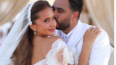 مشهد مؤثر لنيللي كريم مع والدتها الروسية في حفل زفافها (صورة)