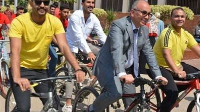 رئيس جامعة الزقازيق يشارك في ماراثون للدراجات داخل الحرم الجامعي
