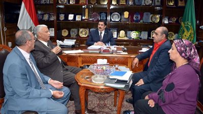 محافظ القليوبية يبحث البدء فى مراحل جديدة من ممشى بنها