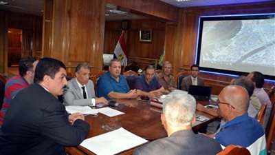 محافظ القليوبية يعقد إجتماعا لتطوير وتجميل الأماكن العشوائية ببنها