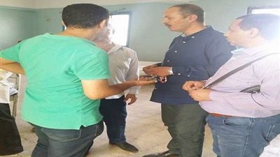 برلماني يتفقد أطفال مدرستي الجهاد والعدوه بعد إصابتهم بحالات تسمم في المنيا
