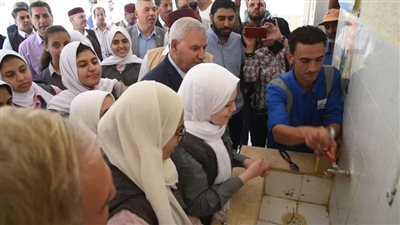محافظ مطروح يشهد تجربة لتوفير مياة الشرب بالمدارس