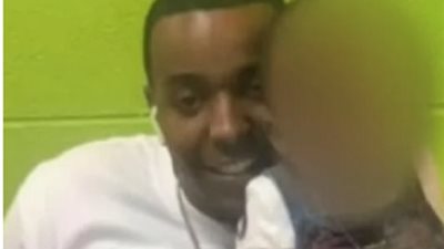 ابن عمره عامين يقتل والده .. تفاصيل