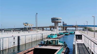 عاجل.. غرق قاطرة محملة بالطين الأسواني في نهر النيل (صور)