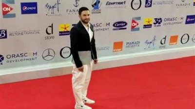 شاهد.. حذاء جاد شويري يُثير الجدل بمهرجان الجونة السينمائي