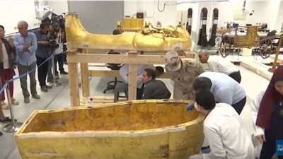 شاهد.. لحظة ترميم تابوت الملك توت عنخ آمون