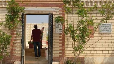 توافد الأهل وجمهور الفنانة دلال عبد العزيز على المقابر في أول جمعة بعد وفاتها