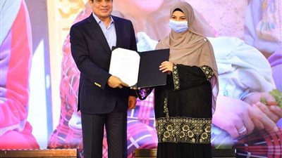 السيسي يسلم عدداً من عقود الشقق الجديدة للمواطنين في مدينة بدر