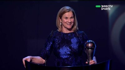 مدربة منتخب أمريكا تفوز بجائزة أفضل مدرب لفرق السيدات