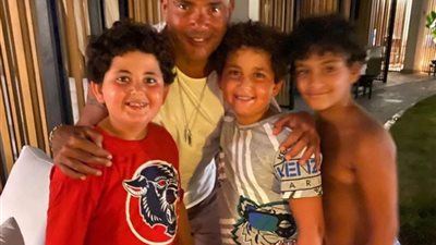 طارق العريان يشارك صورة أولاده مع الهضبة