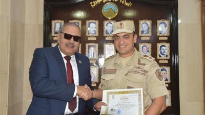 المستشار العسكري يكرم وكيل وزارة التربية والتعليم بمطروح