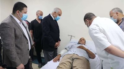 محافظ الجيزة يزور مستشفي الهرم للإطمئنان على مصابي حادث تصادم بطريق سقارة