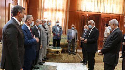 لتفقد التجهيزات.. رئيس جامعة المنوفية يستقبل لجنة من قطاع الحاسبات والمعلومات بالمجلس الأعلى