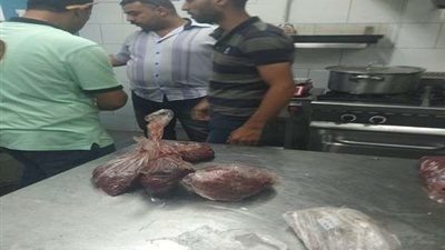 صحة الشرقية: إعدام ١٤٩ كجم أغذية فاسدة بمطعمين بالزقازيق