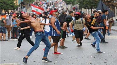 اندلاع مواجهات عنيفة بين الشرطة ومحتجين أمام منزل الرئيس في بيروت