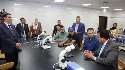 وزير التعليم العالي يتفقد كلية الطب البشري بجامعة النهضة